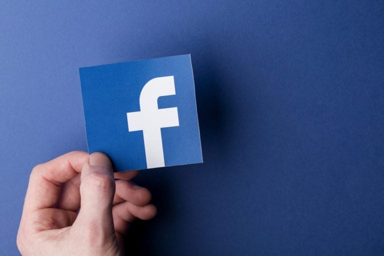 Facebook znosi zakaz reklam