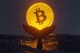 Mniej wielorybów, jednak więcej bitcoinów. Dlaczego śledzenie „dużych ryb” jest tak istotne?