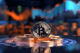 kurs bitcoina etf, bitcoin na tle wykresu
