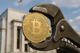 Bitcoin w kleszczach Fed: 6 miliardów USD na szali i widmo short squeeze'u