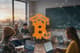 Klasa szkolna pełna uczniów pracujących na laptopach, nad którymi unosi się świecące, pomarańczowe logo Bitcoin Scholars Fund.