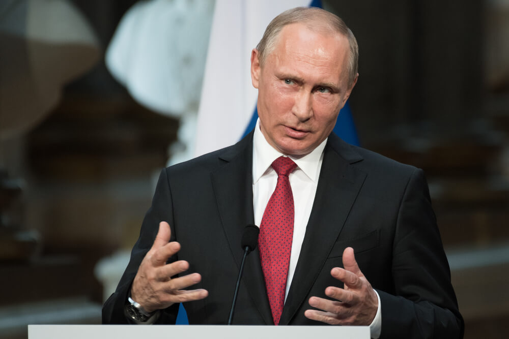 Prezydent Rosji Władimir Putin podpisał dekret, który tymczasowo uniemożliwi zagranicznym inwestorom w Rosji sprzedaż ich aktywów i wycofanie z kraju środków przekraczających 10 000 USD.